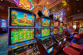 Meja roulette hokijp88 dengan roda putar dan antarmuka taruhan yang jelas